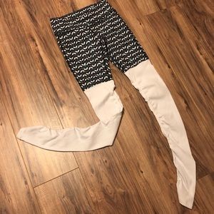Alo Yoga Goddess legging size Small Arrow/White